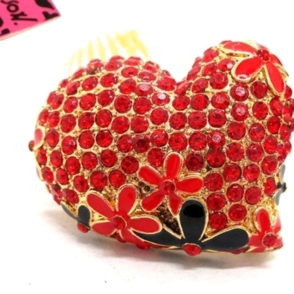 BETSEY Johnson Heart Love Red Flower Enamel Brooch Pin NEW - Picture 5 of 7